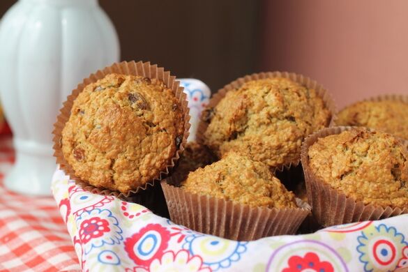 Oatmeal muffin with almonds - a fragrant dessert for those losing weight following the Mediterranean diet